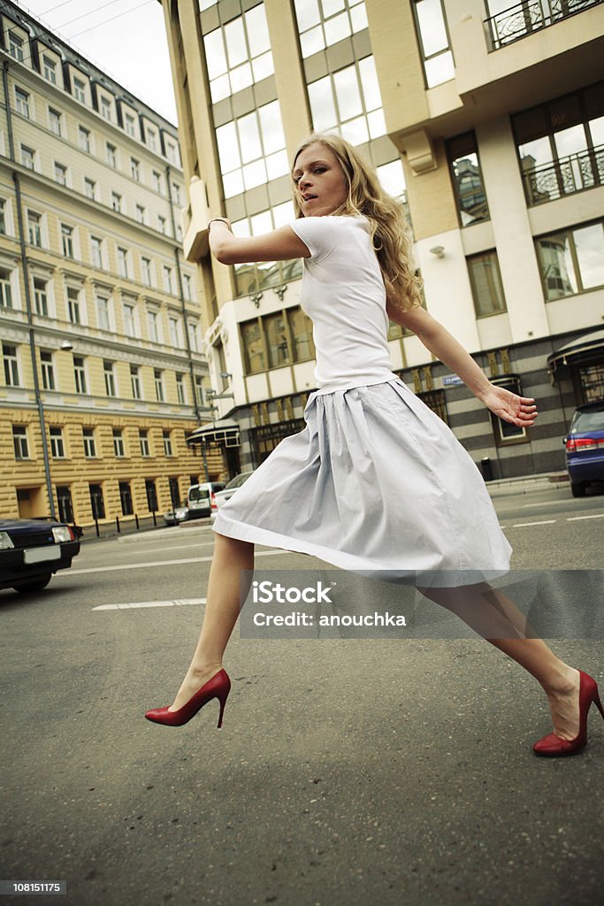 Jovem mulher Posando e a caminhar ao longo da rua - Royalty-free Saia Foto de stock