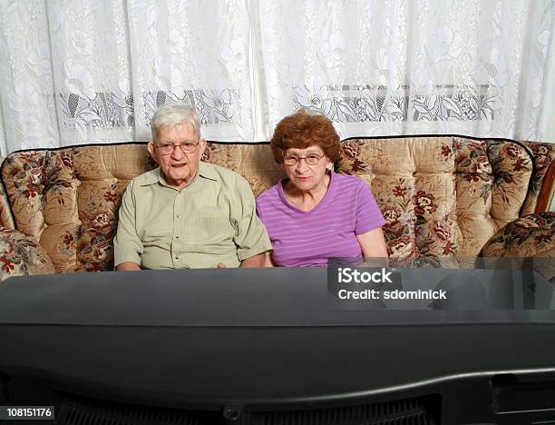 シニアシリーズテレビ時間 - 年配のカップルのストックフォトや画像を多数ご用意 - 年配のカップル, テレビ, テレビを見る