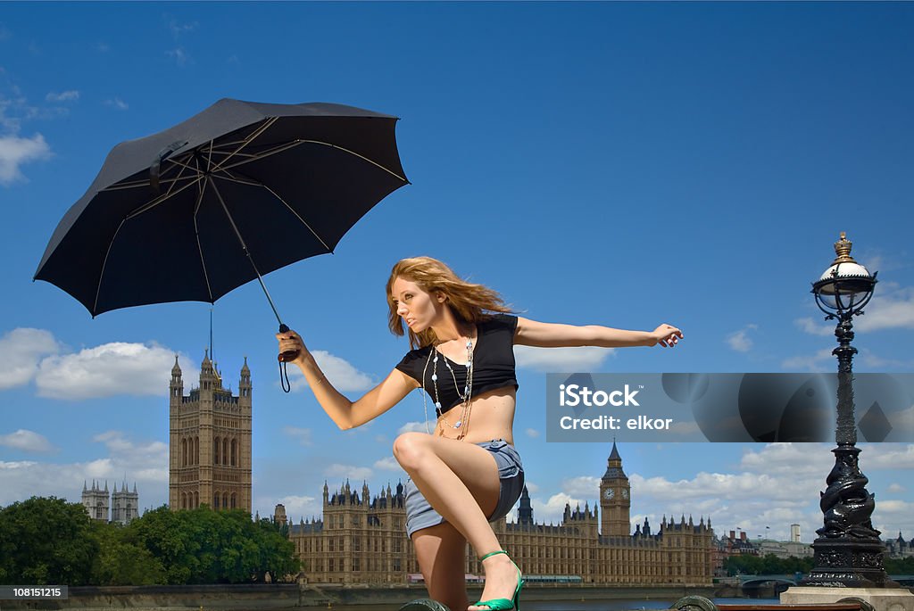 Donna con ombrello con il Parlamento in Background - Foto stock royalty-free di Governo