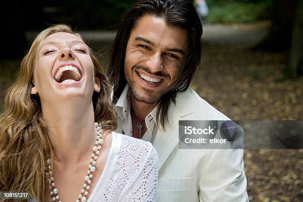 젊은 남자의 인물 사진 커플입니다 웃음소리 파크 2명에 대한 스톡 사진 및 기타 이미지 - 2명, 검정 머리, 공원
