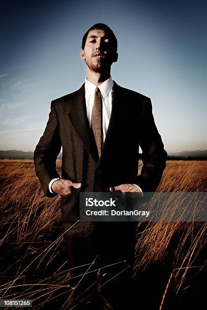 Photo libre de droit de Homme Daffaires Avec Les Mains Dans Les Poches Debout Dans Le Champ De La Ferme banque d'images et plus d'images libres de droit de Champ