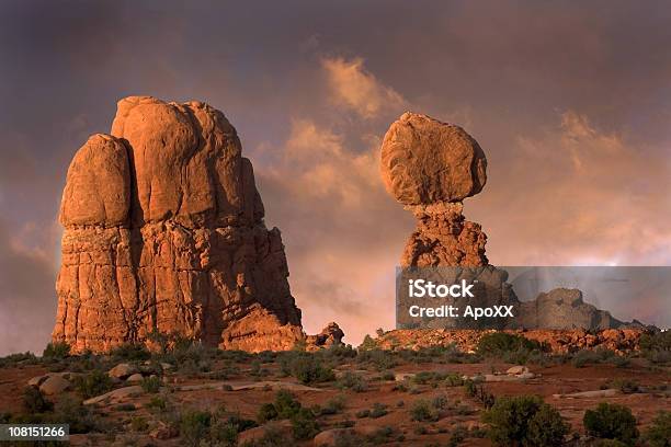 Desierto De Formaciones Rocosas En El Parque Nacional De Los Arcos En Puesta Foto de stock y más banco de imágenes de Aire libre