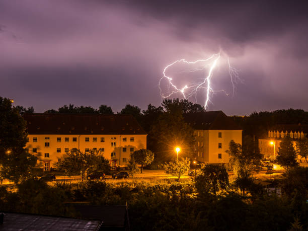 temporale sulla città - lightning house storm rain foto e immagini stock