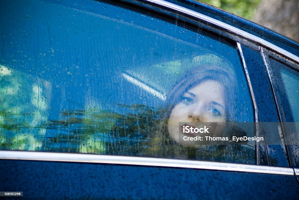 Hosco joven mujer en un coche - Foto de stock de Coche libre de derechos