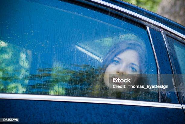 Hosco Joven Mujer En Un Coche Foto de stock y más banco de imágenes de Coche - Coche, Llorar, Tristeza