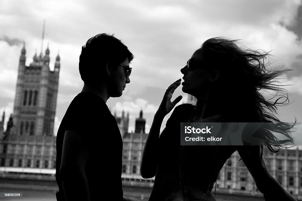 Silhouette de jeune femme Cheveux dans le vent souffle à Londres - Photo de Vent libre de droits