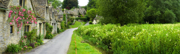 pittoresque cottages anglais meadow cotswold water village de panorama d'arlington row - ornamental garden europe flower bed old fashioned photos et images de collection