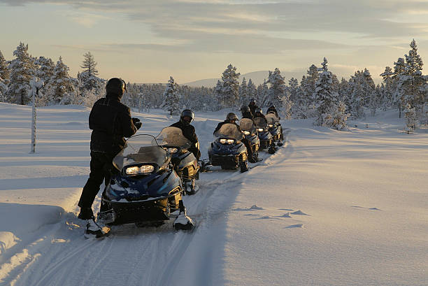 snowmobile expedición de invierno - motoesquí fotografías e imágenes de stock