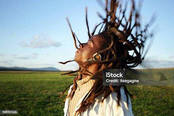 Hombre Auriculares Escuchando Música Y Baile Foto de stock y más banco de imágenes de Movimiento borroso - Movimiento borroso, Bailar, Auriculares - Equipo de música