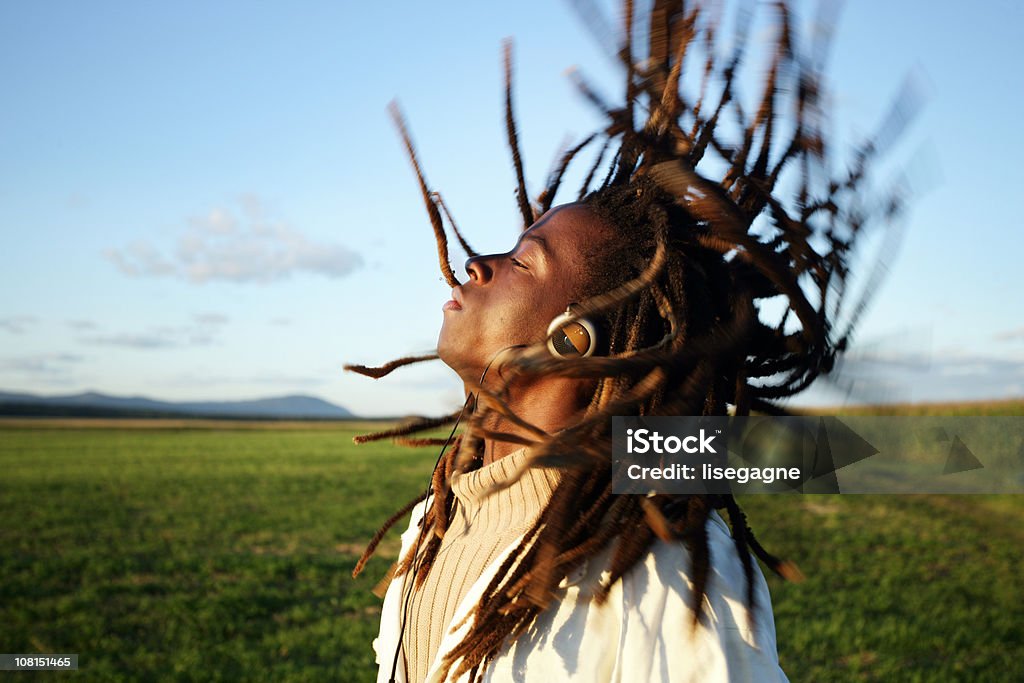 Homem ouvir auscultadores e Dança - Royalty-free Movimento Desfocado Foto de stock