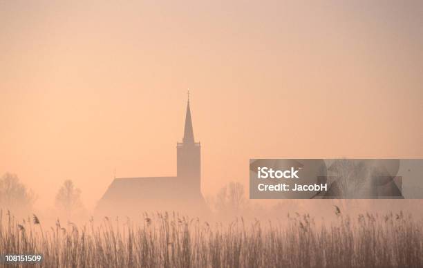 シルエットに霧の教会 - 教会のストックフォトや画像を多数ご用意 - 教会, オランダ, シルエット