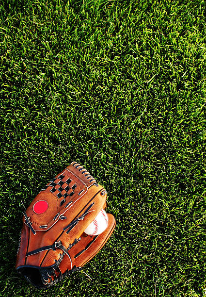 luva de beisebol fundo - baseballs sport grass ball - fotografias e filmes do acervo