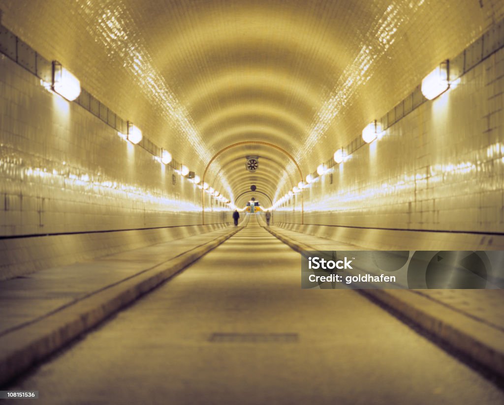 Paar zu Fuß entlang der historischen Elbe Tunnel - Lizenzfrei Alt Stock-Foto