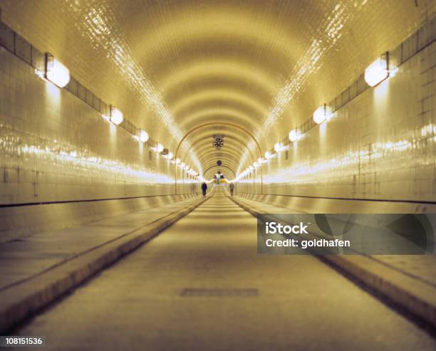 Paar Zu Fuß Entlang Der Historischen Elbe Tunnel Stockfoto und mehr Bilder von Alt - Alt, Bauwerk, Beleuchtet