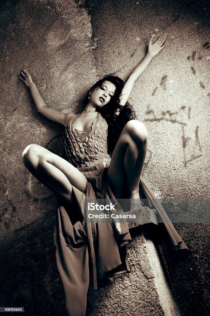 Retrato de joven mujer posando en cemento cornisa, tonos - Foto de stock de Adulto libre de derechos