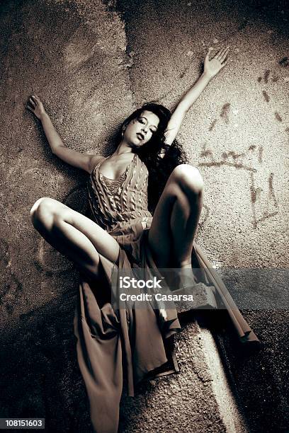 Retrato De Joven Mujer Posando En Cemento Cornisa Tonos Foto de stock y más banco de imágenes de Adulto