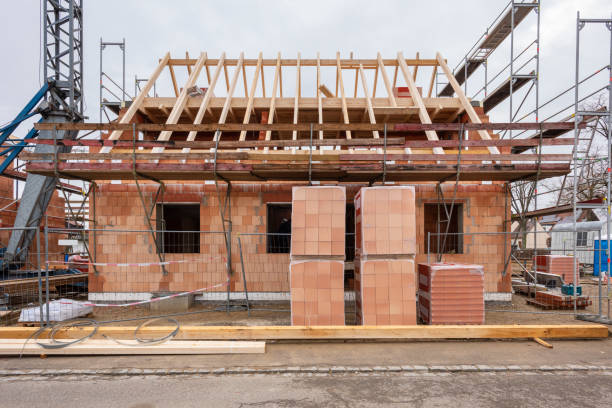 new house in construction with wooden roof - brick cement bricklayer construction imagens e fotografias de stock