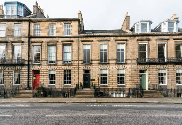 row of traditional terraced houses along a street in a city centre - row house architecture tourism window imagens e fotografias de stock