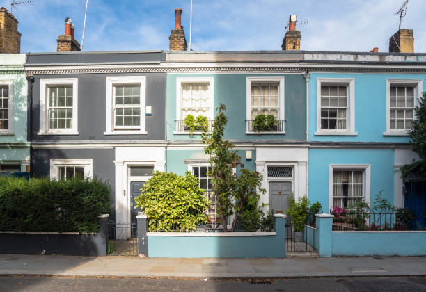 hermosa británico tradicional adosados en un día soleado de otoño - row house architecture tourism window fotografías e imágenes de stock