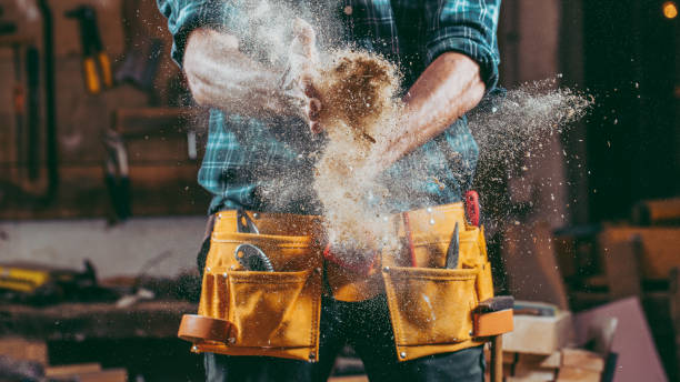 młody stolarz ręczny - maintenance engineer home improvement men manual worker zdjęcia i obrazy z banku zdjęć