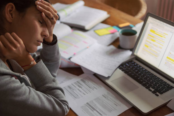 giovane donna troppo al lavoro, sindrome da burnout - time pressure foto e immagini stock