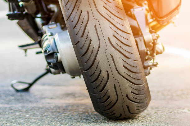 rueda trasera de moto deportiva en carretera. motos aparcadas en una calle. concepto de libertad y viajes. - motorcycle engine brake wheel fotografías e imágenes de stock