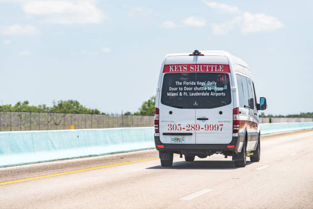 フロリダ州マイアミ空港バスからサービスの海外高速道路道路上キー シャトル トラック車 - fort lauderdale fort florida beach ストックフォトと画像