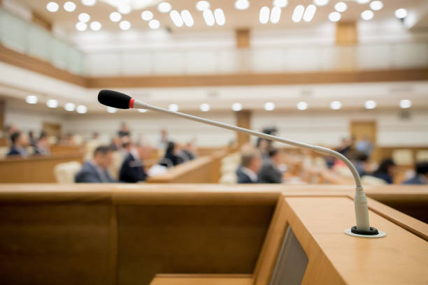 sesión de gobierno. sala de conferencias o sala de reuniones del seminario en eventos de negocios. curso de formación de aula académica en el aula. empresarios borrosos hablando. moderno oficina brillante interior - régimen fotografías e imágenes de stock