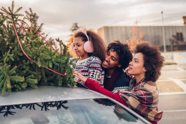 istock Child helping parents to pack Christmas tree 1081586888