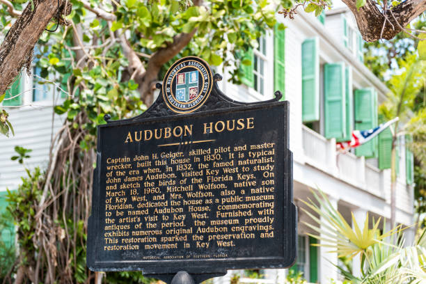 audubon house lugar de interés histórico en la calle arquitectura con turismo información signo closeup en recorrido de la ciudad de florida, día de sol - audubon park zoo fotografías e imágenes de stock