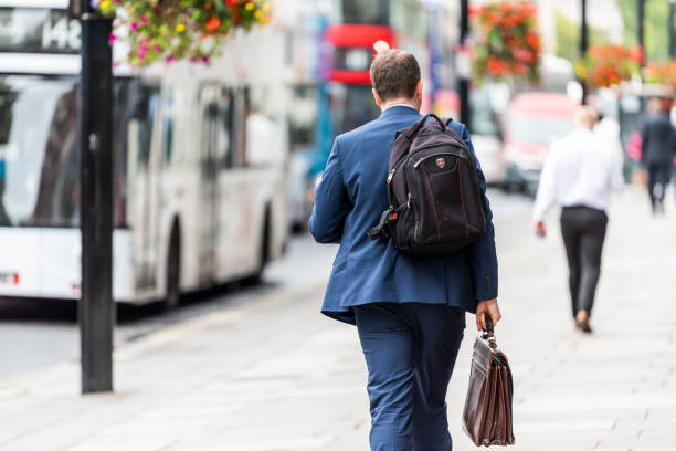 quartier quartier de pimlico street, homme d’affaires homme marchant avec mallette et sac à dos avant ou après le travail - architecture blue business carrying photos et images de collection