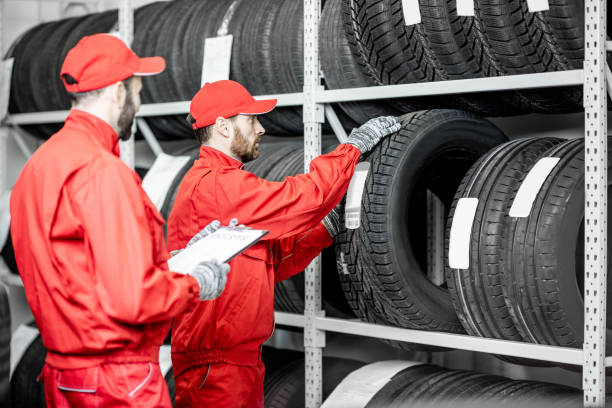 mężczyźni pracujący w magazynie z oponami - vehicle part warehouse storage room repairing zdjęcia i obrazy z banku zdjęć