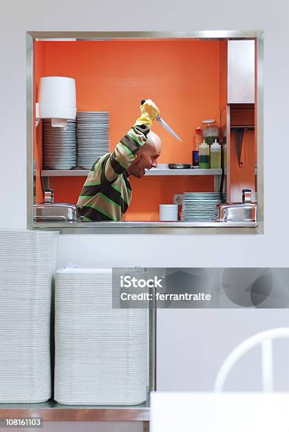 Chefkoch Mit Messer Über Kopf In Küche Stockfoto und mehr Bilder von Aggression - Aggression, Bizarr, Blick nach unten