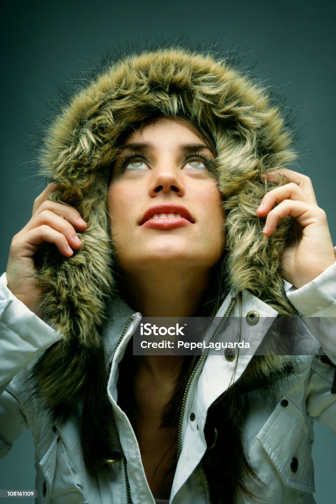 冬のコートを着ている若い女性のファーフード付き - ファッションのロイヤリティフリーストックフォト