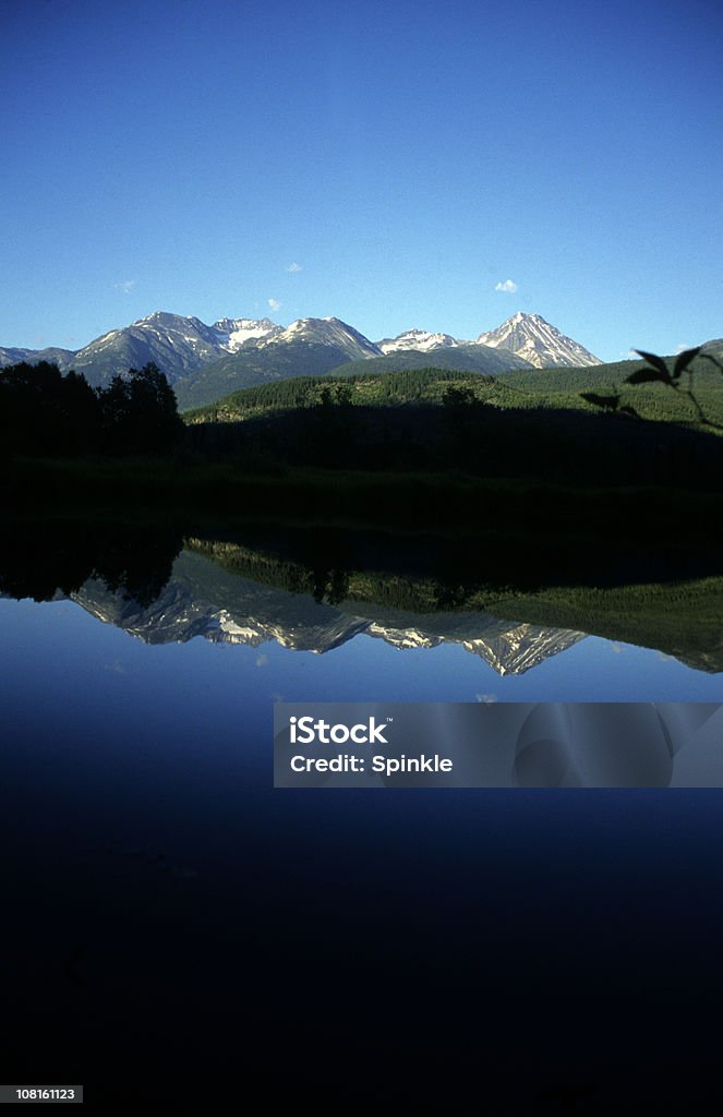 Cuña reflejo a las montañas - Foto de stock de Colina libre de derechos