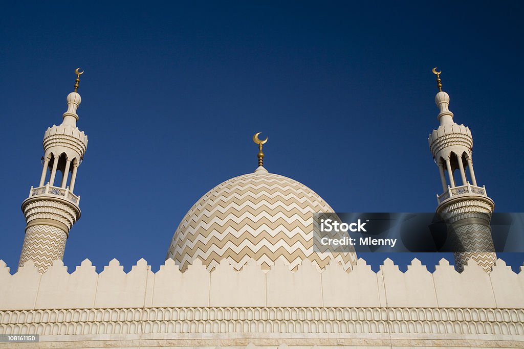 Mezquita contra el cielo azul - Foto de stock de Ras al-Jaima libre de derechos