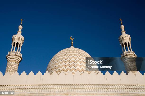 Mezquita Contra El Cielo Azul Foto de stock y más banco de imágenes de Ras al-Jaima - Ras al-Jaima, Dubái, Mezquita