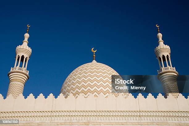 Meczet Na Niebieski Niebo - zdjęcia stockowe i więcej obrazów Ras al-Chajma - Ras al-Chajma, Dubaj, Meczet