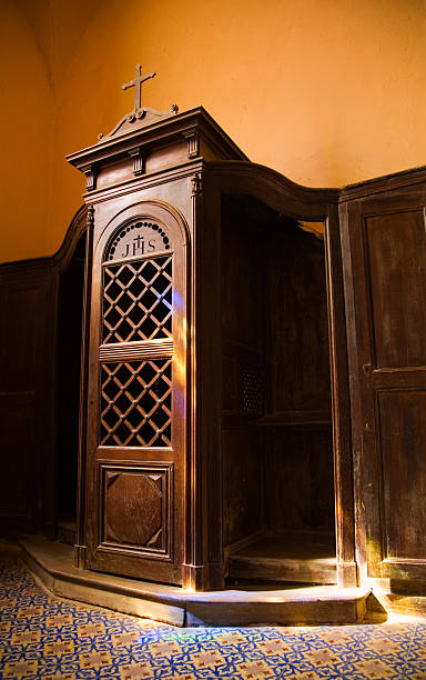 confessionnal avec vitrail fenêtre réflexion - confession booth church forgiveness wood photos et images de collection