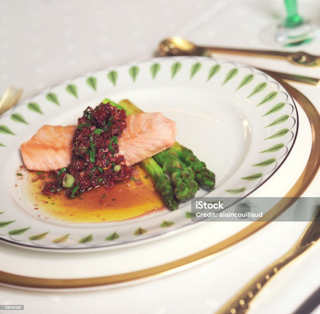 Łososia i Aspargus obiad Płyta ustawienie na Chiny - Zbiór zdjęć royalty-free (Naczynia stołowe)
