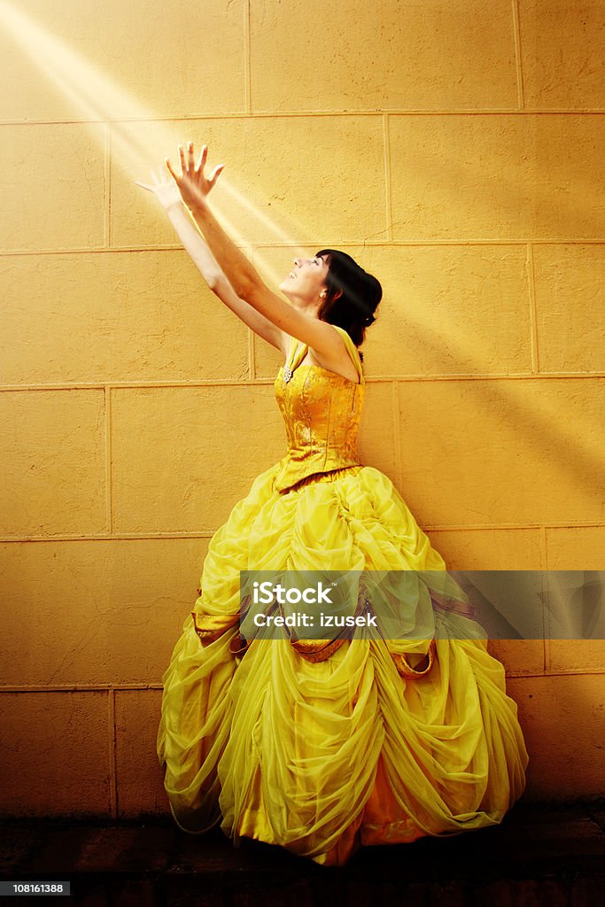 Jovem mulher no vestido elegante chegar a luz do sol - Foto de stock de Sombra royalty-free