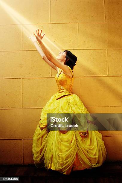 Foto de Jovem Mulher No Vestido Elegante Chegar A Luz Do Sol e mais fotos de stock de Sombra