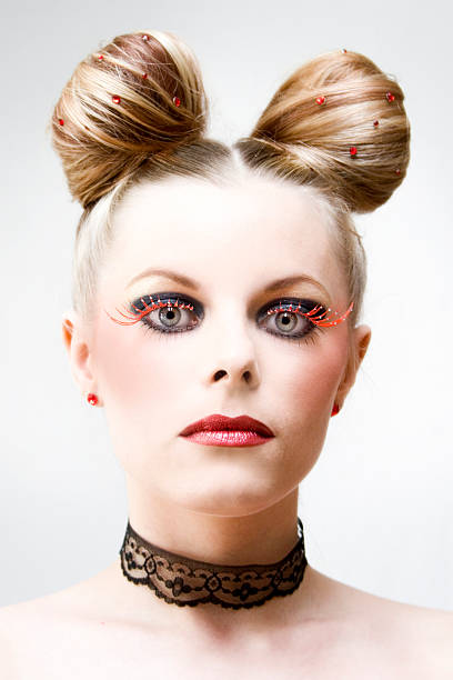 Porträt der Frau mit roten Wimpern und verrückten Haar – Foto