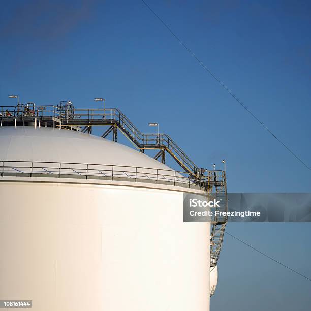 Foto de A Refinaria De Petróleo Tanque Contra O Céu Azul e mais fotos de stock de Refinaria - Refinaria, Arquitetura, Azul