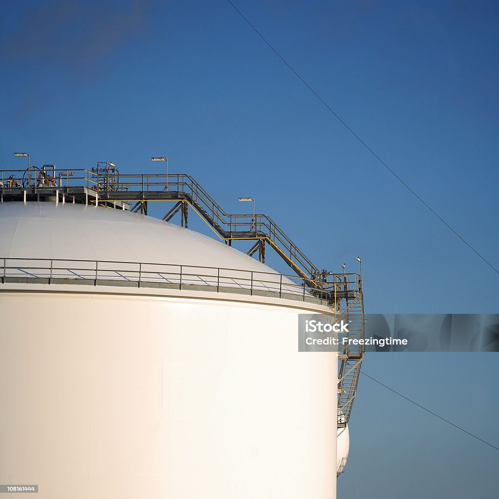 Нефтеперерабатывающий завод против голубого неба майка - Стоковые фото Очистительный завод роялти-фри