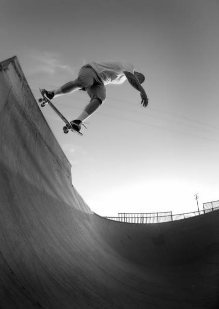 faire du skate-board - grinding photos et images de collection