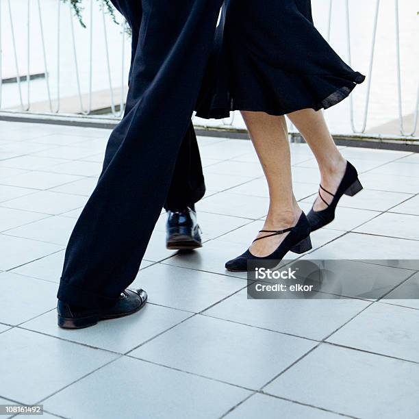 Retrato De Pareja De Baile De Tango Cuadrados Foto de stock y más banco de imágenes de Bailar - Bailar, Suelo embaldosado, Calzado