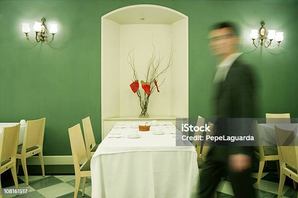 Desenfoque De Hombre De Negocios Caminando Dentro Del Restaurante Foto de stock y más banco de imágenes de Cubierto completo