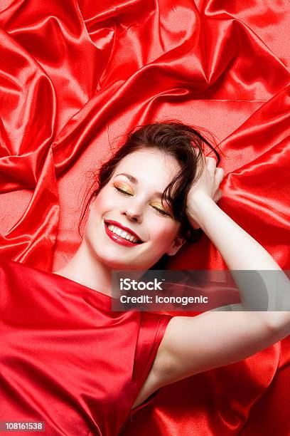 Junge Frau Auf Dem Bauch Liegen Rote Bettwäsche Stockfoto und mehr Bilder von Satin - Satin, Eine Frau allein, Rot