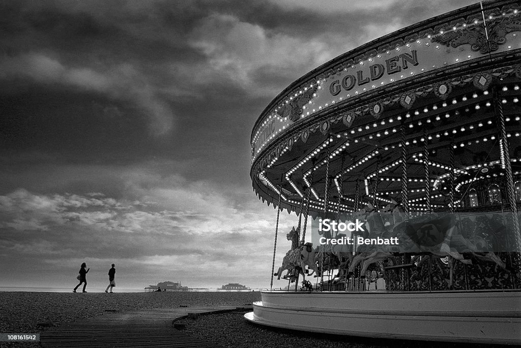 Vintage carrusel y las personas caminando en la playa Brighton - Foto de stock de Brighton - Inglaterra libre de derechos